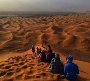 Tour di 2 giorni da Marrakech a fes con le dune di Erg Chebbi Tour di 2 giorni da Marrakech a fes con le dune di Erg Chebbi