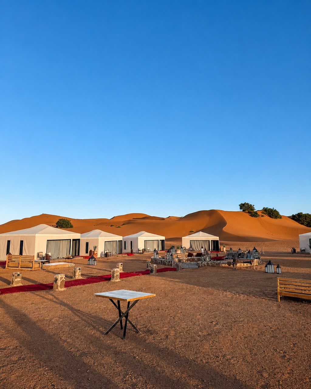 Campo nel deserto di Merzouga circondato dalle dune del Sahara