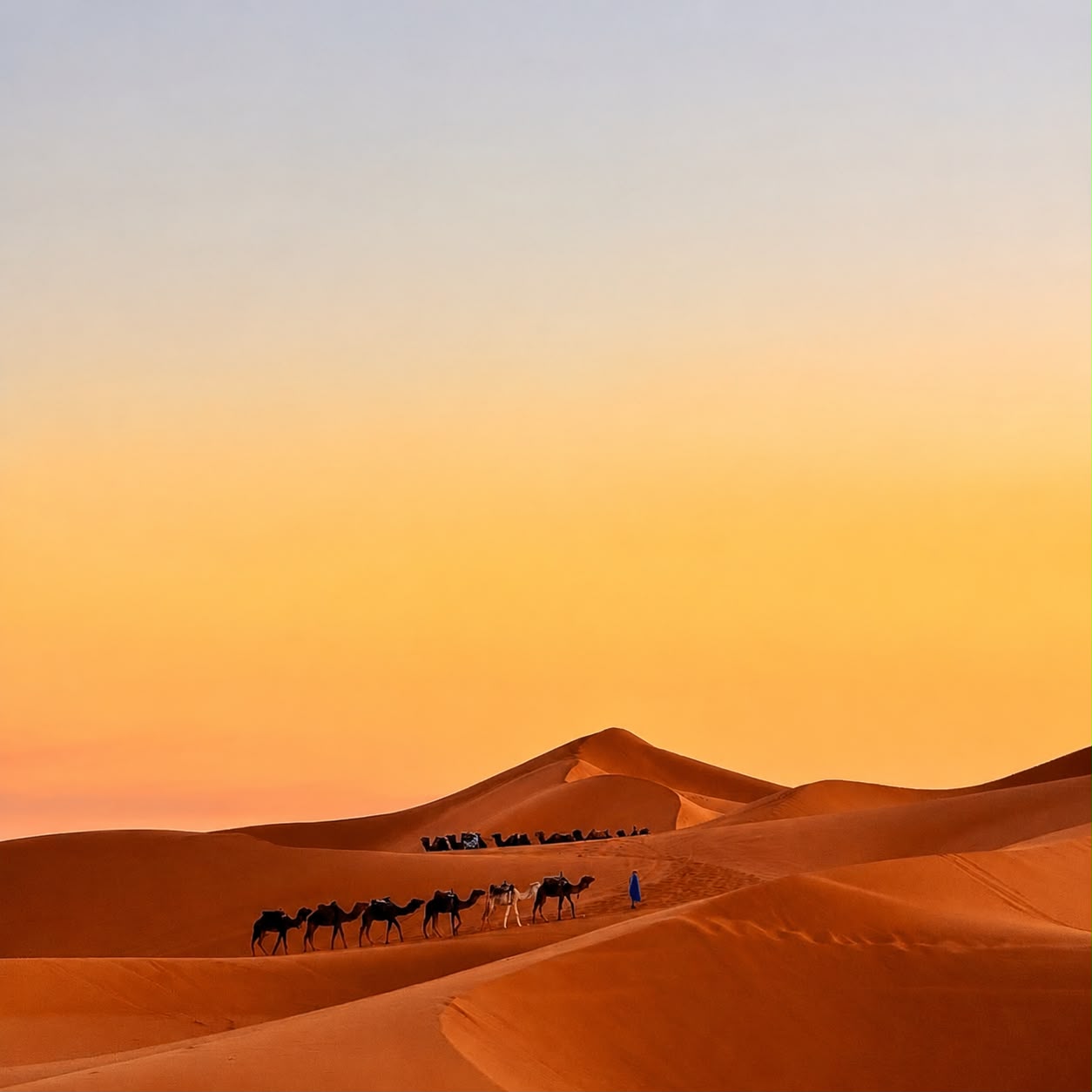 Tramonto e vita nomade nel Sahara durante il tour di Erg Chebbi