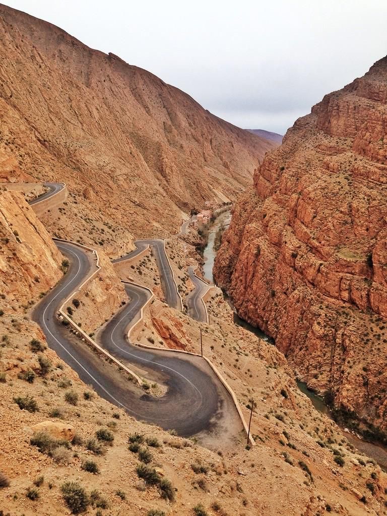 Balade à dos de dromadaire dans les dunes pendant le circuit Tanger-Merzouga